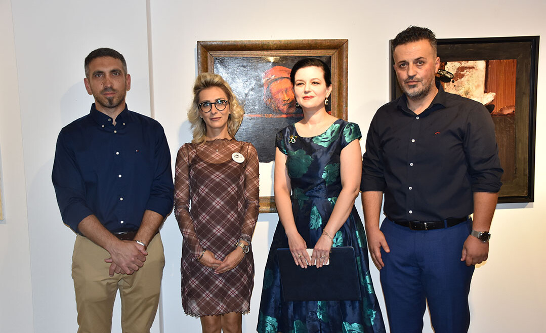 Во Уметничката Галерија „Вилсон Килица“ во Фиер, се изложени„25 уметнички дела од колекцијата на Н.У. Уметничка Галерија-Тетово“.